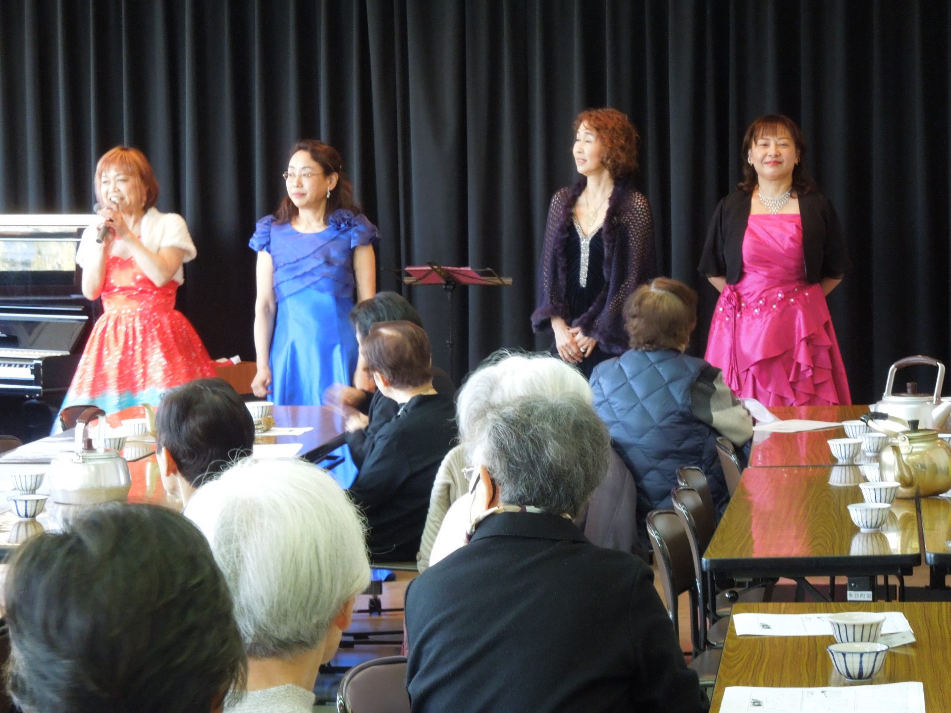 城内独居老人食事会にて演奏いたしました
